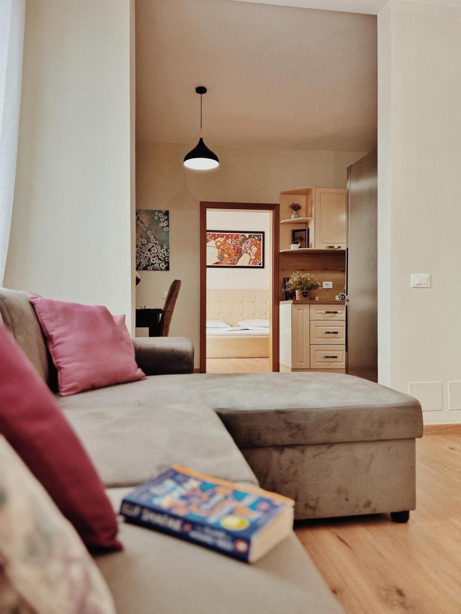 Cozy Rooftop Apartment - Your Home, Away From Home! 地拉那 外观 照片