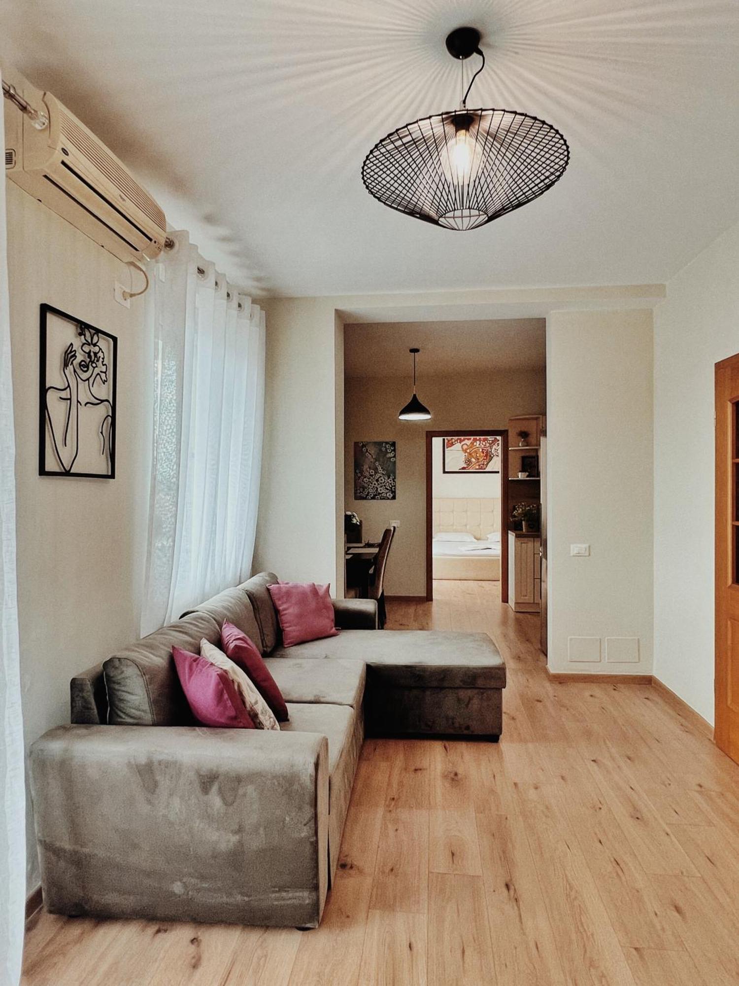Cozy Rooftop Apartment - Your Home, Away From Home! 地拉那 外观 照片