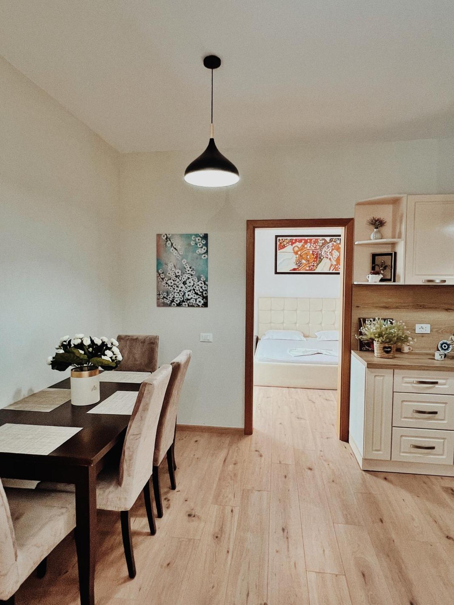 Cozy Rooftop Apartment - Your Home, Away From Home! 地拉那 外观 照片