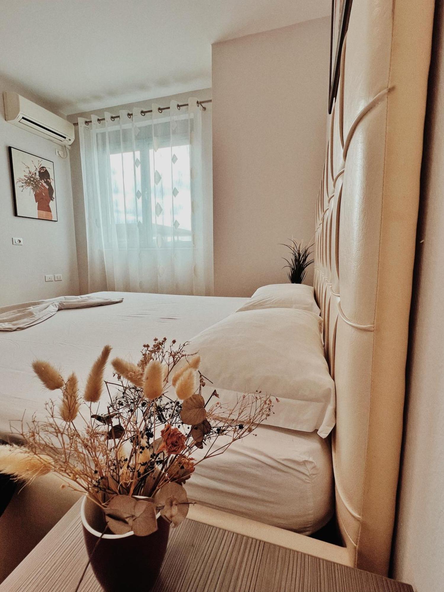 Cozy Rooftop Apartment - Your Home, Away From Home! 地拉那 外观 照片